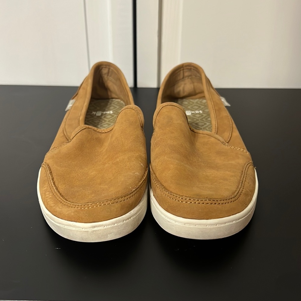 Sanuk. Women’s 6. Burnt orange flat.